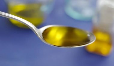 Μία κουταλιά ελαιόλαδο το πρωί: Θαυματουργή συνήθεια ή υπερβολή;