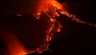 Εντυπωσιακές εικόνες από την Αίτνα: Λάβα ρέει από νέο ρήγμα κοντά στην κορυφή (βίντεο)