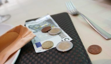 Αφήνετε μεγάλο φιλοδώρημα; – Δείτε τι αποκαλύπτει για εσάς σύμφωνα με τους ψυχολόγους
