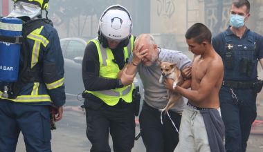 Δείτε βίντεο: Η στιγμή που η 75χρονη «βουτά» στο κενό για να μην καεί από την φωτιά στην πολυκατοικία της Καλλιθέας