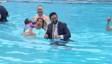 Νέα Υόρκη: Ο Ζ.Μαμντάνι βούτηξε με κοστούμι στην πισίνα, αναβιώνοντας μια παλιά καλοκαιρινή παράδοση (βίντεο)