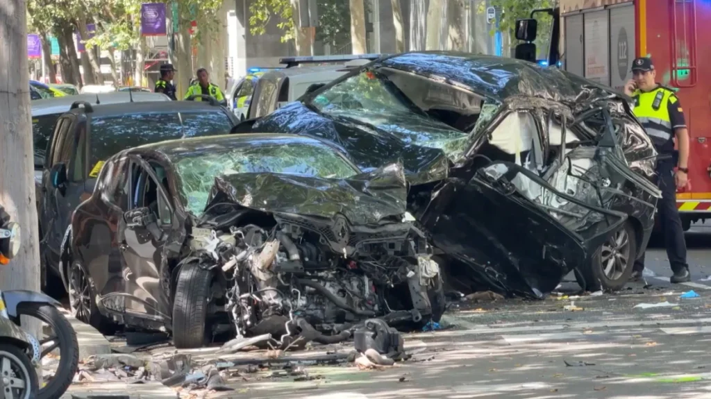 Τραγωδία στη Βαρκελώνη: Δύο νεκροί μετά από καταδίωξη – Οδηγός έπεσε σε αυτοκίνητο που περίμενε στο φανάρι (βίντεο)