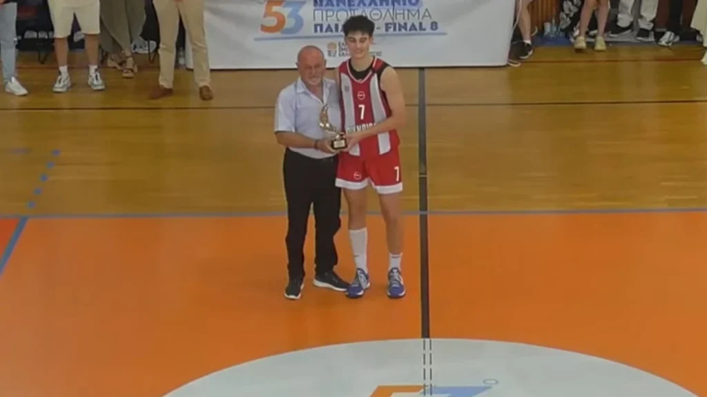 Στα βήματα του πατέρα του: MVP ο Θ.Σπανούλης στο Πανελλήνιο Παίδων με τον Ολυμπιακό – Έγραψε ιστορία (βίντεο)