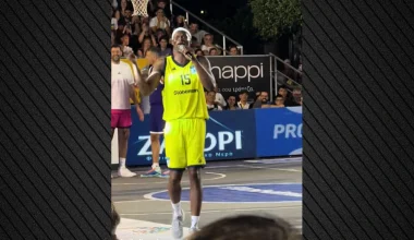 Ο Μπρεντ Πέτγουεϊ έκλεψε την παράσταση στη Σύρο με το «Αγαπώ μια πιτσιρίκα» (βίντεο)