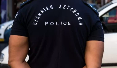 Χειροπέδες σε αξιωματικό της ΕΛΑΣ: Ευθύνεται για τον άγριο ξυλοδαρμό κρατουμένου – Τον σταμάτησαν συνάδελφοί του
