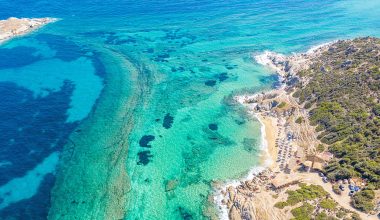 Τηγάνια: Η εξωτική παραλία της Χαλκιδικής που κερδίζει τους επισκέπτες με τα τιρκουάζ νερά της (βίντεο)