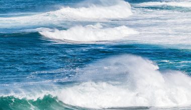 Βίντεο: Φουσκωτό «παλεύει» με τεράστια κύματα στην Άνδρο