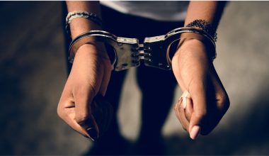 Θεσσαλονίκη: Συνελήφθη 51χρονη που λήστεψε 93χρονο έξω από την πολυκατοικία του