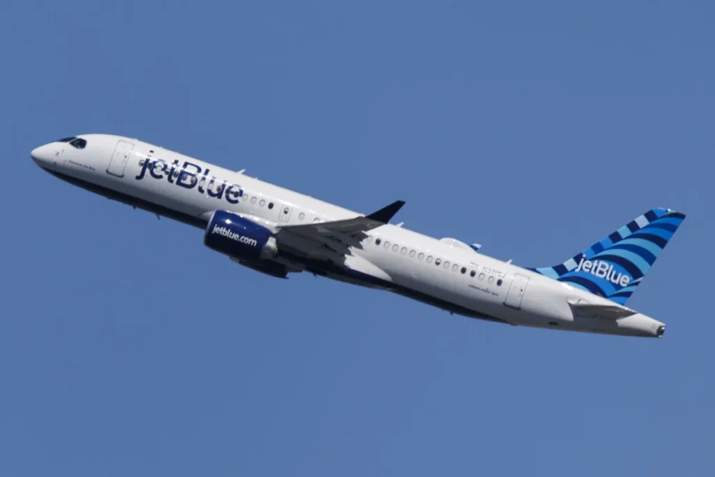 Nέα Υόρκη: Αεροσκάφος της JetBlue συγκρούστηκε με drone κατά την προσγείωση