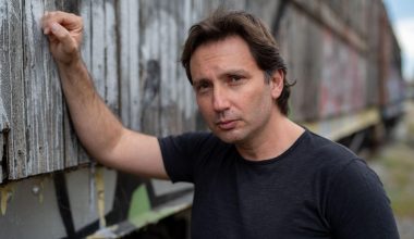 Περιπέτεια για τον τραγουδιστή Δ.Κανέλλο: Τον δάγκωσε λαγοκέφαλος στην Βάρκιζα! (βίντεο)