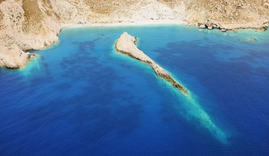 Κάτεργο: Η παραλία της Φολεγάνδρου με το παράξενο όνομα που κρύβει μια εντυπωσιακή ιστορία
