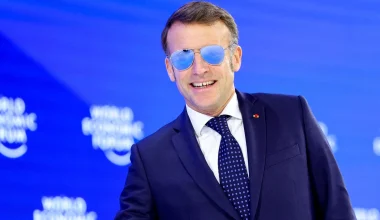 «Τι του συμβαίνει;»: «Χαμός» στα social media μετά την επανεμφάνιση του Ε.Μακρόν με τα διάσημα γυαλιά «Top Gun»