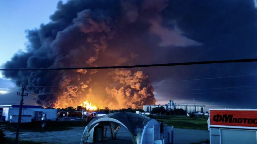 Slavyansk Oil Refinery: Οι Ουκρανοί χτύπησαν σφοδρά ένα από τα μεγαλύτερα ρωσικά διυλιστήρια – Δείτε βίντεο