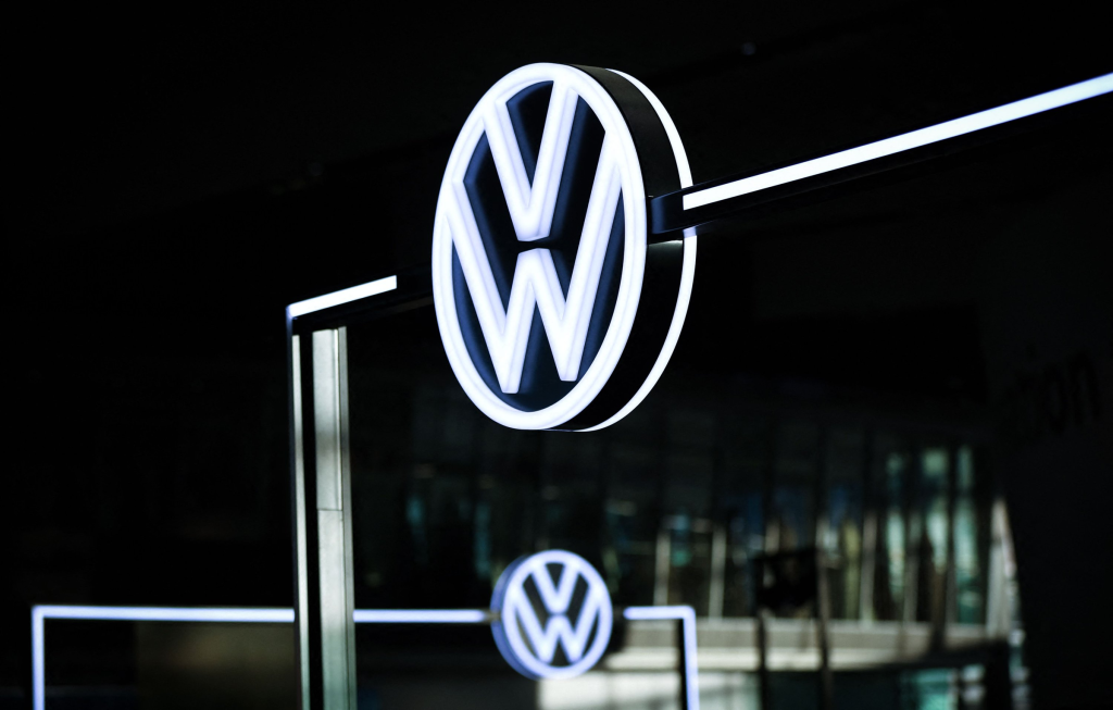 Volkswagen: Σε κρίση ο γερμανικός κολοσσός – Σχέδιο για μαζικές περικοπές, λουκέτα & πώληση περιουσιακών στοιχείων