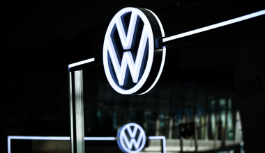 Volkswagen: Σε κρίση ο γερμανικός κολοσσός – Σχέδιο για μαζικές περικοπές, λουκέτα & πώληση περιουσιακών στοιχείων