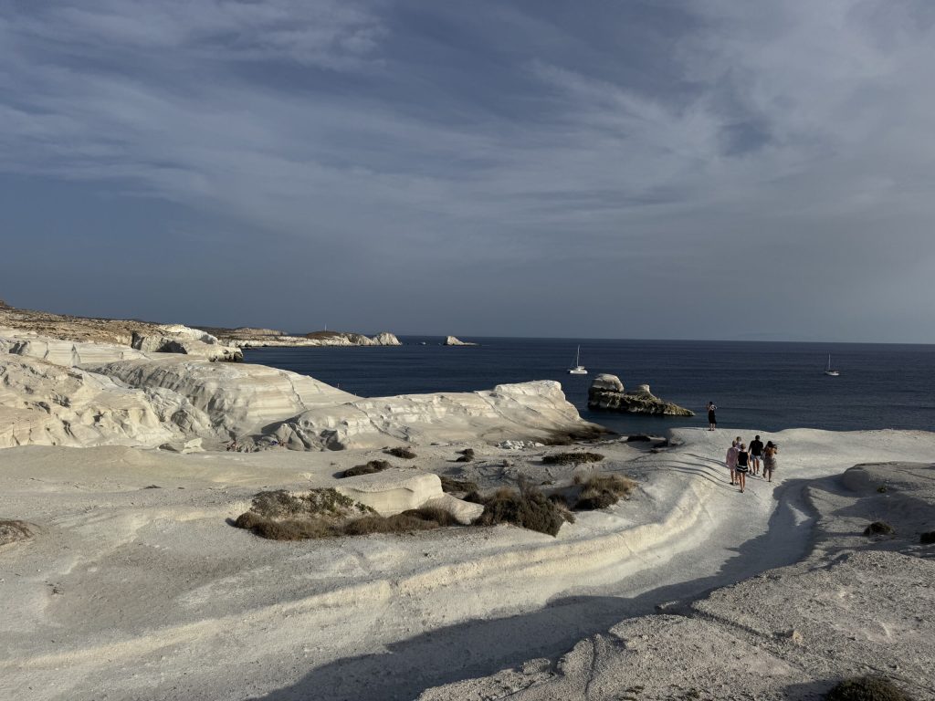 Πανικός στο Σαρακήνικο της Μήλου: H στιγμή που γυναίκα «παλεύει» με μεγάλα κύματα για να βγει στην στεριά (βίντεο)