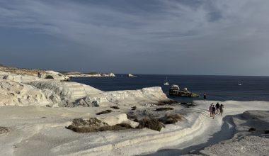 Πανικός στο Σαρακήνικο της Μήλου: H στιγμή που γυναίκα «παλεύει» με μεγάλα κύματα για να βγει στην στεριά (βίντεο)