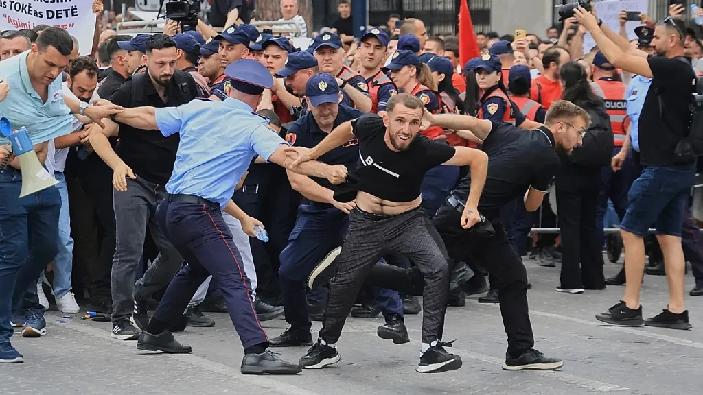 Τίρανα: Νέα επεισόδια σε διαδηλώσεις κατά της επένδυσης στη Σβέρνιτσα – «Εκτόξευσαν» αυγά σε οχήματα βουλευτών