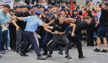 Τίρανα: Νέα επεισόδια σε διαδηλώσεις κατά της επένδυσης στη Σβέρνιτσα – «Εκτόξευσαν» αυγά σε οχήματα βουλευτών