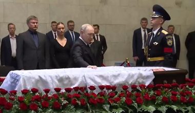 Ο Β.Πούτιν στην κηδεία του Σ.Ιβανόφ: Κόκκινα τριαντάφυλλα και 20 λεπτά σιωπηλού αποχαιρετισμού (βίντεο)
