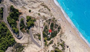 Λευκάδα: Η «κρυφή» διαδρομή προς τους Εγκρεμνούς που οδηγεί σε μία από τις ομορφότερες παραλίες της Ελλάδας