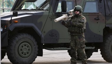 Γερμανία: Η στιγμή που αξιωματικός πέφτει από στρατιωτικό όχημα κατά τη διάρκεια επίδειξης (βίντεο)