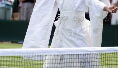Ν.Οσάκα: Εντυπωσίασε στο Wimbledon με λευκό κιμονό εμπνευσμένο από την ιαπωνική παράδοση (βίντεο)