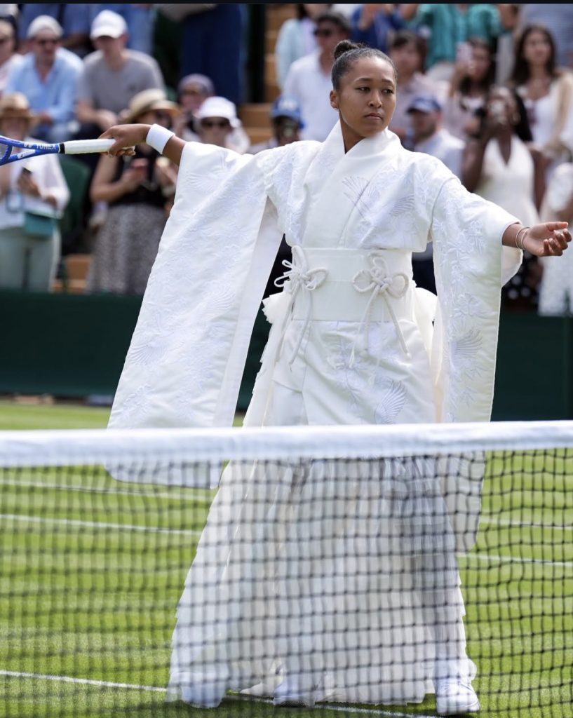 Ν.Οσάκα: Εντυπωσίασε στο Wimbledon με λευκό κιμονό εμπνευσμένο από την ιαπωνική παράδοση (βίντεο)