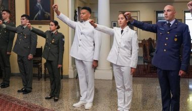 Ε.Καραλής: Ο κορυφαίος Έλληνας επικοντιστής ορκίστηκε αξιωματικός του Πολεμικού Ναυτικού (φωτο)