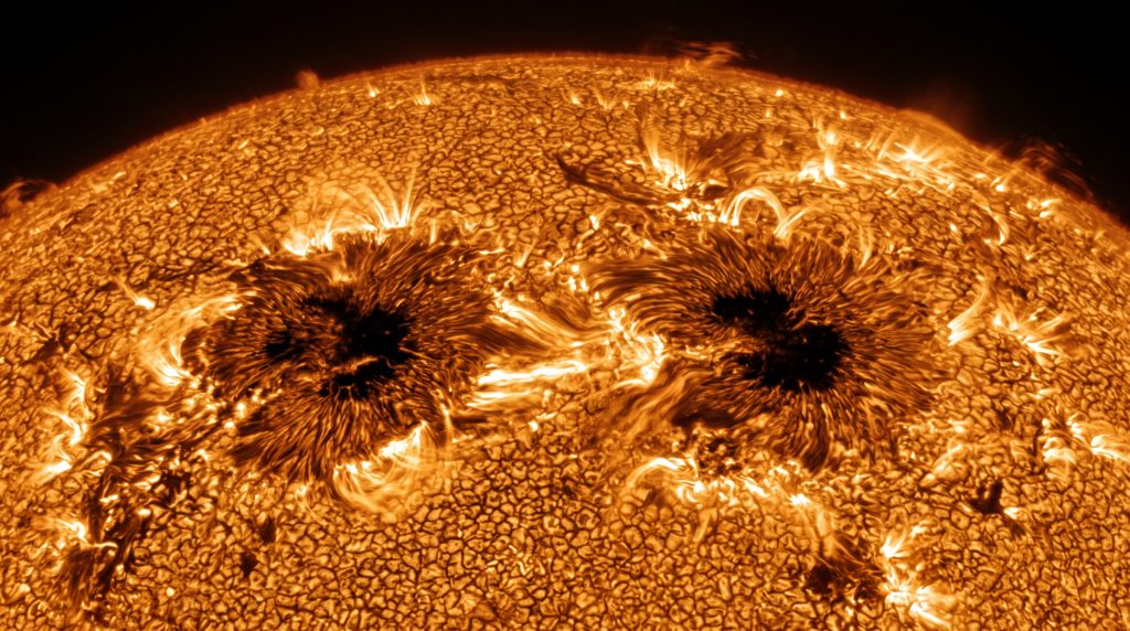 Συναγερμός από τη NASA: Γιγαντιαίες «δίδυμες» ηλιακές κηλίδες κοιτούν  τη Γη με εκλάμψεις κατηγορίας X