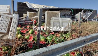 Δείτε φωτογραφίες: Νταλίκα ανετράπη στην Ολυμπία Οδό και ο δρόμος γέμισε με καρπούζια