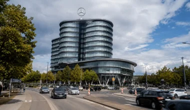 Κατακόρυφη πτώση στα κέρδη της Mercedes‑Benz: «Παγώνει» επιδόματα εργαζομένων και εξετάζει αύξηση ωραρίου