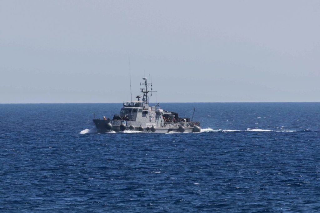 Το Λιμενικό εντόπισε και συνέλαβε 17χρονο Σουδανό – Ήταν διακινητής 34 παράνομων μεταναστών