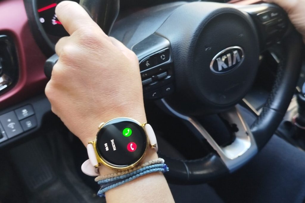 Smartwatch και οδήγηση: Το «αθώο» αξεσουάρ που μπορεί να επιφέρει πρόστιμο και αφαίρεση διπλώματος