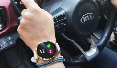 Smartwatch και οδήγηση: Το «αθώο» αξεσουάρ που μπορεί να επιφέρει πρόστιμο και αφαίρεση διπλώματος