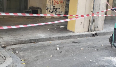 Παραλίγο τραγωδία στο κέντρο της Αθήνας: Κομμάτια πρόσοψης πολυκατοικίας έπεσαν στην οδό Κολοκοτρώνη (φώτο)