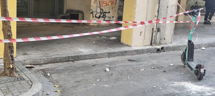 Παραλίγο τραγωδία στο κέντρο της Αθήνας: Κομμάτια πρόσοψης πολυκατοικίας έπεσαν στην οδό Κολοκοτρώνη (φώτο)