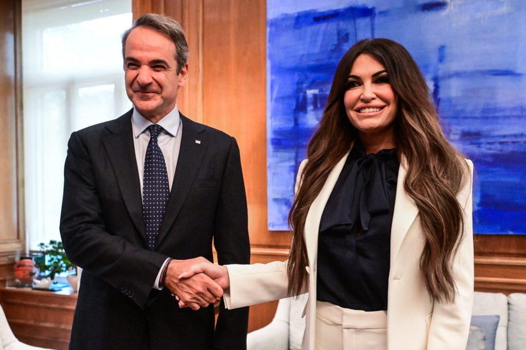 Ο Κ.Μητσοτάκης «απαντά» στις συναντήσεις των Α.Σαμαρά-Α.Τσίπρα με την Κ.Γκιλφόιλ με παράθεση δείπνου στο Μαξίμου