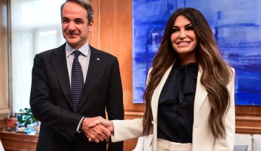 Ο Κ.Μητσοτάκης «απαντά» στις συναντήσεις των Α.Σαμαρά-Α.Τσίπρα με την Κ.Γκιλφόιλ με παράθεση δείπνου στο Μαξίμου