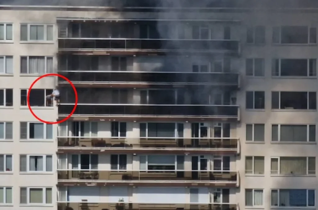 Φωτιά σε συγκρότημα κατοικιών στην Αμβέρσα: Η στιγμή που άνδρας σώζει τον γείτονά του από το μπαλκόνι! (βίντεο)