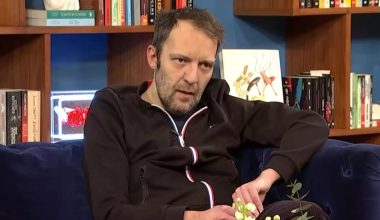 Αύγουστος Κορτώ: «Αφού π@@στ@ρ@ είμαι! – Δεν πρόλαβα να γίνω queer» (βίντεο)