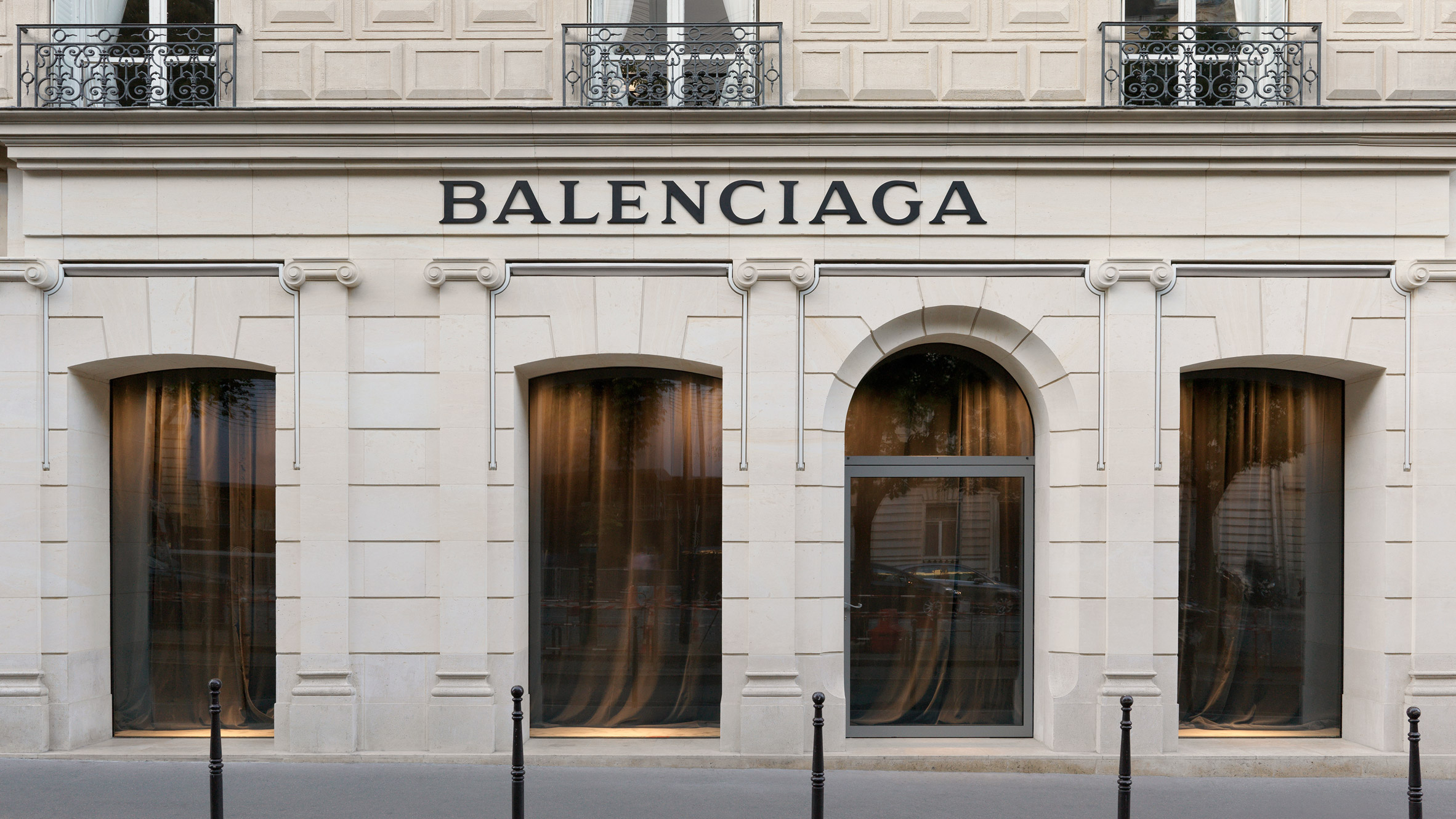 Balenciaga: Απόλυση υψηλόβαθμου στελέχους μετά από καταγγελίες για παρενόχληση και body shaming
