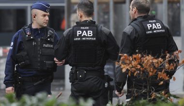 Άγρια συμπλοκή μεταξύ παράνομων μεταναστών στο Βέλγιο: Αλλοδαπός κυνηγά άλλον με μεγάλη πέτρα! (βίντεο)