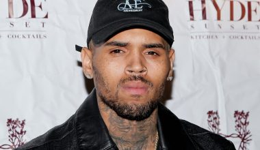 Ο Κ.Μπράουν καλείται να πληρώσει 13 εκατ. δολάρια για επίθεση σκύλου σε πρώην βοηθό του
