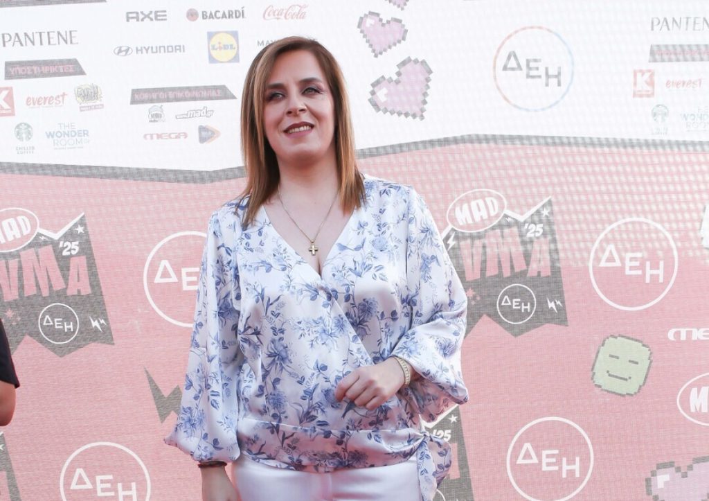 Απίστευτο σκηνικό σε πανηγύρι στα Φάρσαλα: Έριξαν λουλούδια στη Γωγώ Τσαμπά με… φορτωτή (βίντεο)