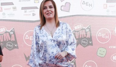 Απίστευτο σκηνικό σε πανηγύρι στα Φάρσαλα: Έριξαν λουλούδια στη Γωγώ Τσαμπά με… φορτωτή (βίντεο)
