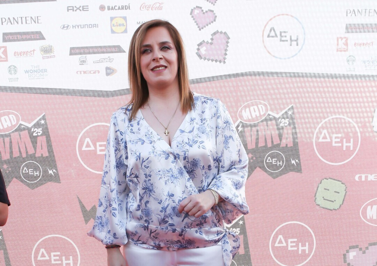 Απίστευτο σκηνικό σε πανηγύρι στα Φάρσαλα: Έριξαν λουλούδια στη Γωγώ Τσαμπά με… φορτωτή (βίντεο)