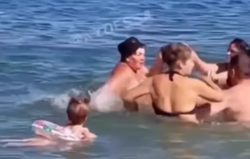 Βίντεο: Άφησαν μωρό μόνο του μέσα στη θάλασσα για να… «παίξουν» μπουνιές!