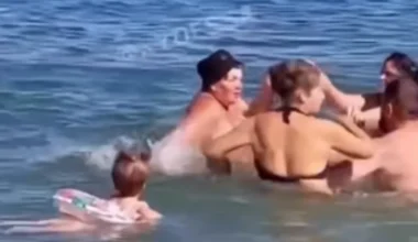 Βίντεο: Άφησαν μωρό μόνο του μέσα στη θάλασσα για να… «παίξουν» μπουνιές!