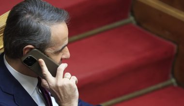 Με… ηλεκτρονική εφαρμογή θα εφοδιαστούν τα κινητά των βουλευτών της ΝΔ – Για να ενημερώνονται καλύτερα